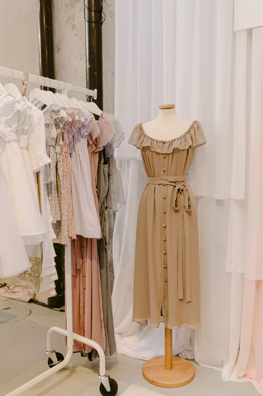 Abito chiffon con bottoni